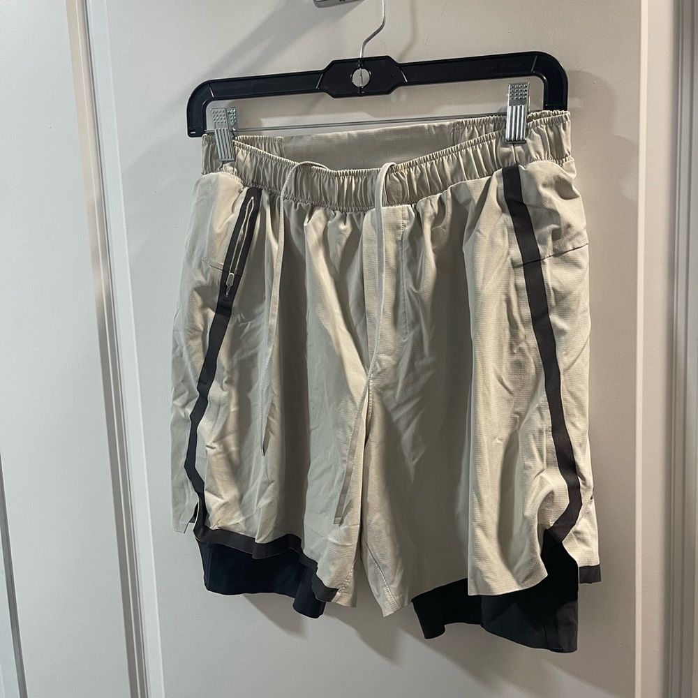 Flawed Lululemon Stylish Gray/ Cream and Black Men’s Shorts Size Medium